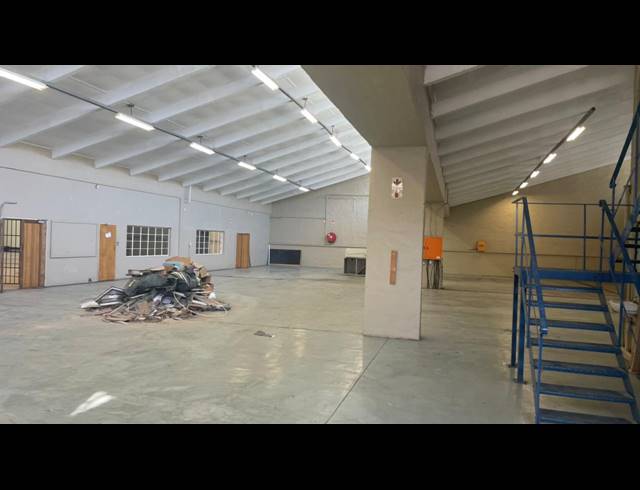 2,100M² WAREHOUSE TO LET IN PARAMOUNT ESTATE
